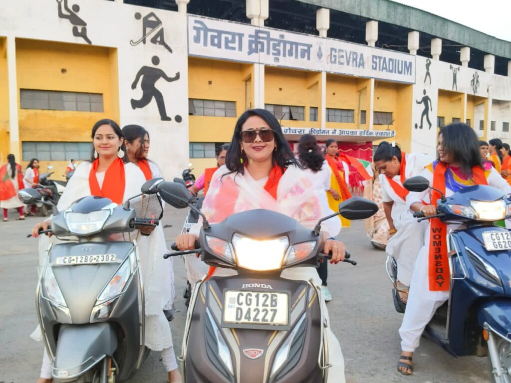 अंतरराष्ट्रीय महिला दिवस पर महिलाओं ने निकाली स्कूटी रैली:सिर पर पगड़ी बांध कर नारी शक्ति का किया प्रदर्शन, महिलाओं को किया जागरूक