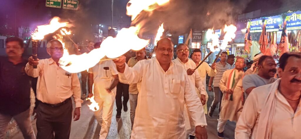 अखिल भारतीय कांग्रेस कमेटी के खाता फ्रीज करने तथा 1822 करोड़ रूपये के नोटिस के विरोध में कांग्रेस कमेटी ने मसाल जूलूस के साथ किया विरोध प्रदर्शन…