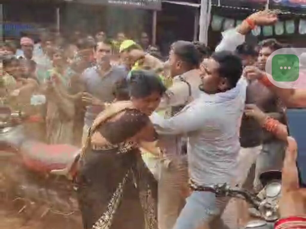 बच्चा चोर की अफवाह में 2 महिलाओं की पिटाई, : ग्रामीणों ने किया हमला, पुलिस के सामने भी बवाल…