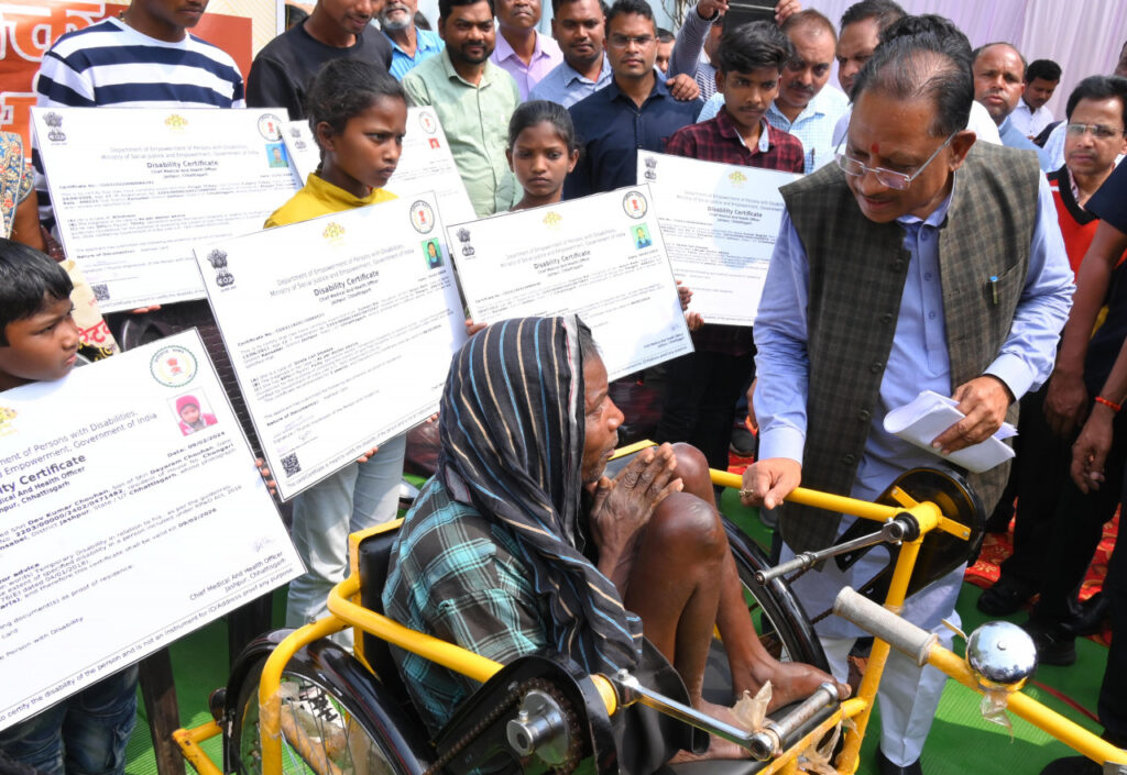 रायपुर : सशक्त जशपुर के अंतर्गत मुख्यमंत्री श्री विष्णुदेव साय ने सामग्री का किया वितरण