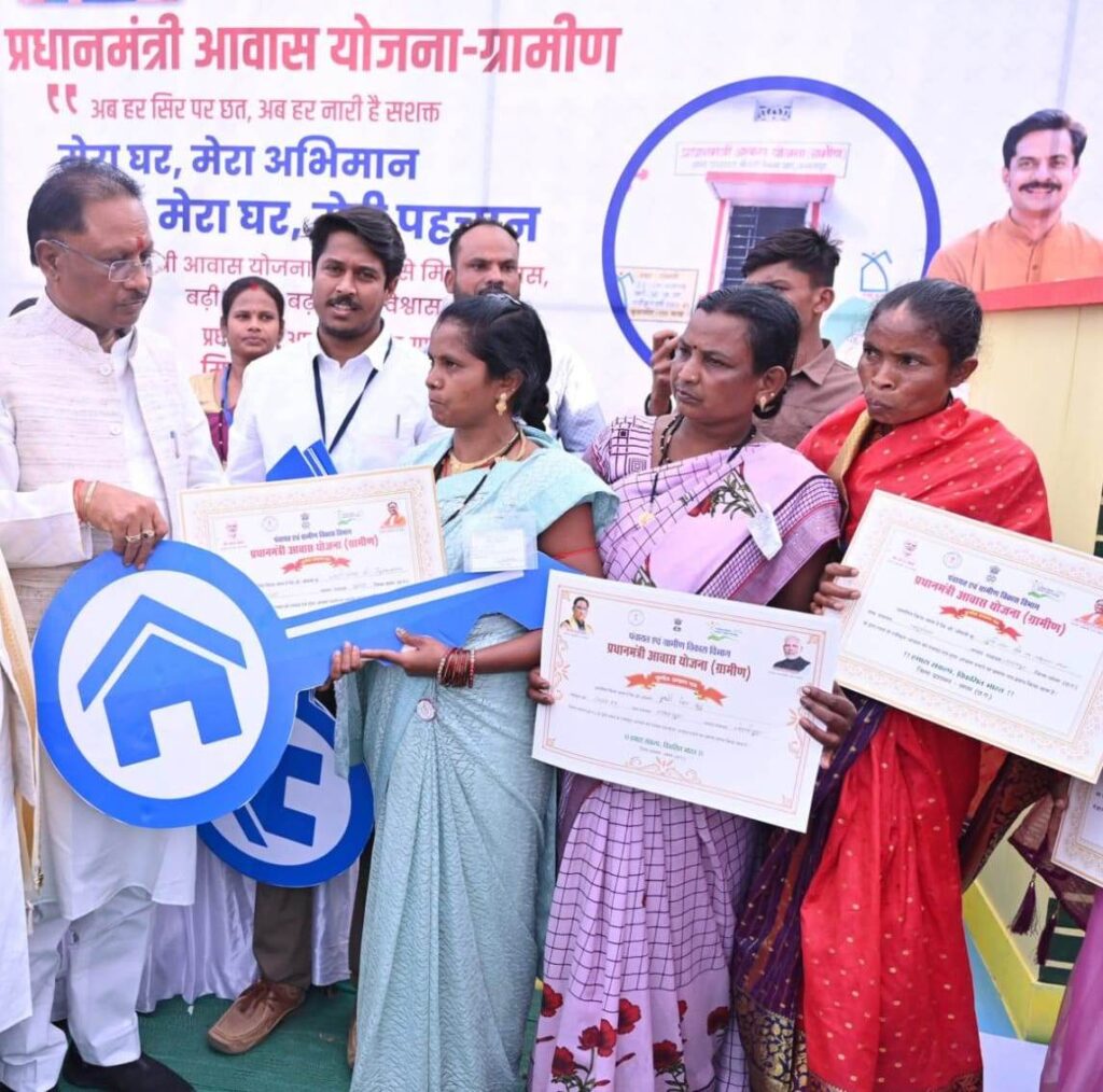 रायपुर : मुख्यमंत्री के हाथों बस्तर के ग्राम पंचायत बबूसेमरा की श्रीमती जुनी नाग और श्रीमती डोमीनी को मिला पक्का मकान