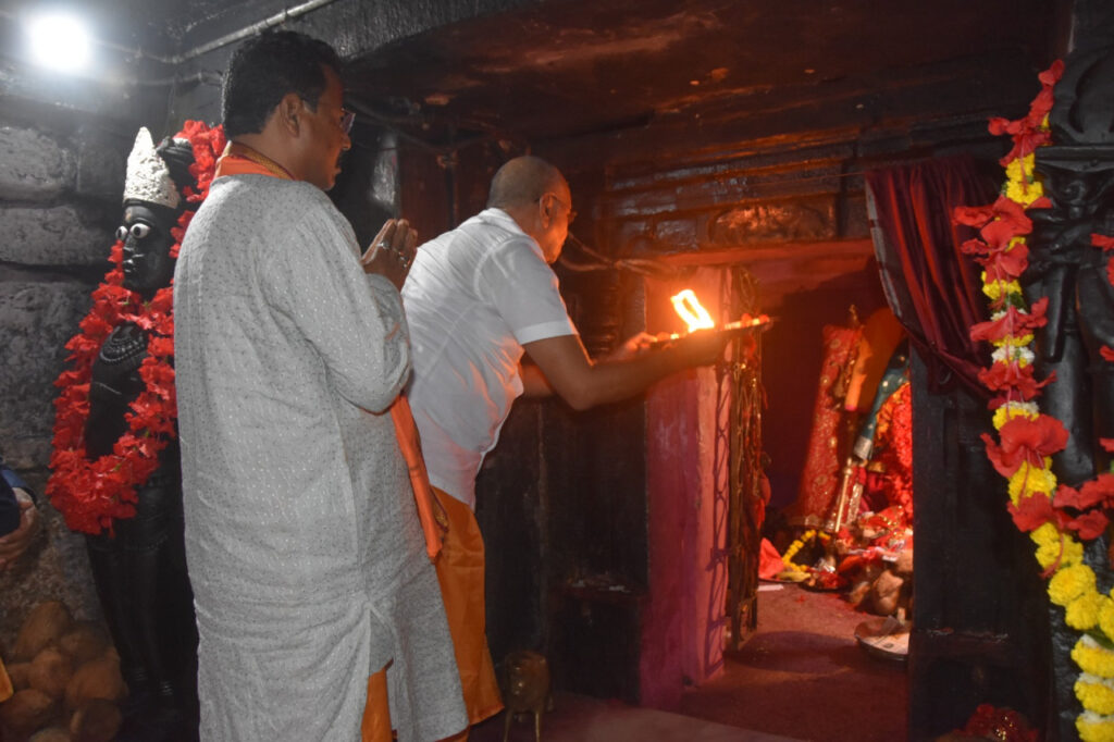 रायपुर : धर्मस्व एवं संस्कृति मंत्री श्री बृजमोहन अग्रवाल ने मां दंतेश्वरी देवी की पूजा-अर्चना कर प्रदेशवासियों के सुख-समृद्धि और खुशहाली की कामना की…