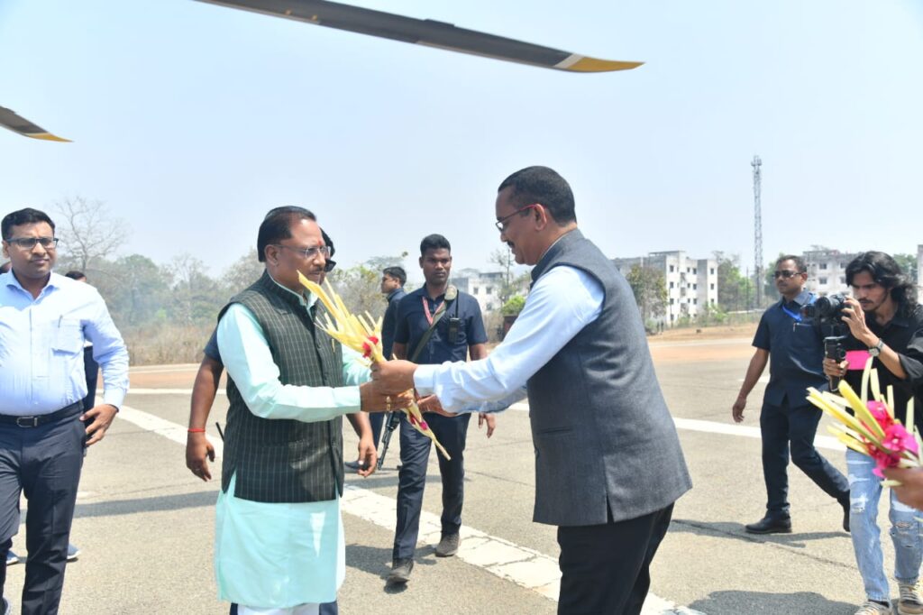 रायपुर : कारली हेलीपैड में जनप्रतिनिधियों और अधिकारियों ने मुख्यमंत्री श्री विष्णु देव साय का किया आत्मीय स्वागत