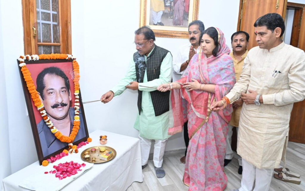 रायपुर : मुख्यमंत्री ने पूर्व सांसद एवं केन्द्रीय मंत्री स्वर्गीय श्री दिलीप सिंह जूदेव की जयंती पर उन्हें किया नमन