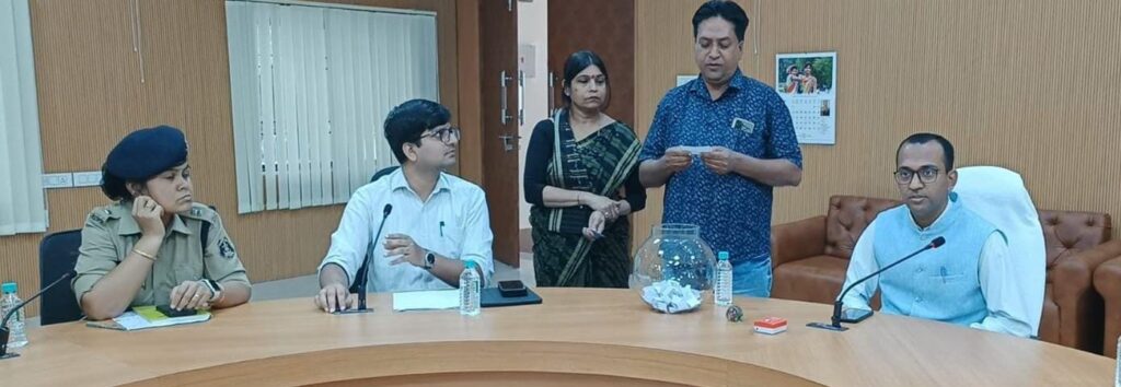 अयोध्या में रामलला दर्शन के लिए श्रद्धालुओं की निकाली गई पर्ची