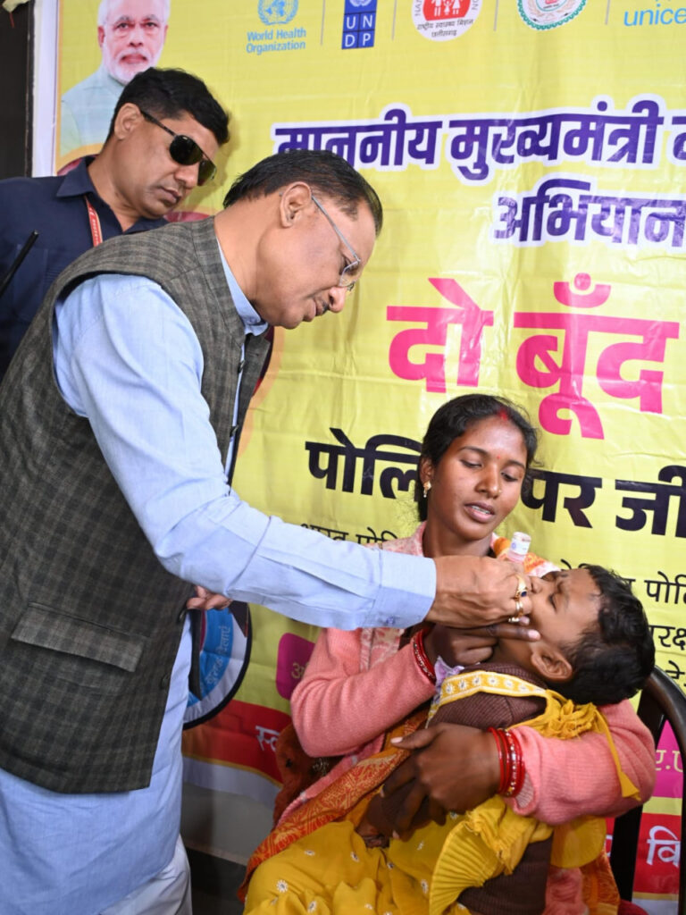 रायपुर : मुख्यमंत्री ने बच्चों को दवा पिलाकर राष्ट्रीय सघन पल्स पोलियो अभियान का किया शुभारंभ