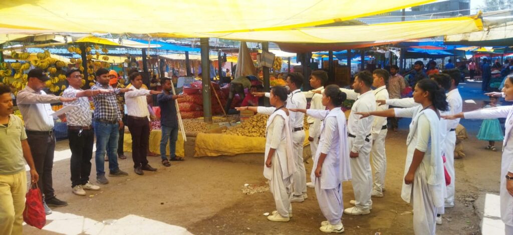 नुक्कड़-नाटक के माध्यम से छात्र-छात्राओं ने दिया मतदाता जागरूकता का संदेश