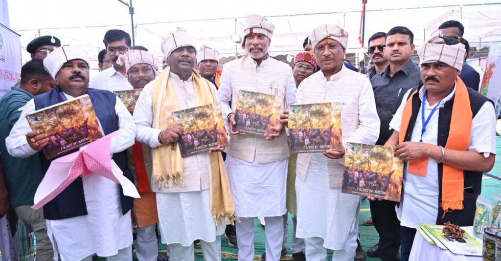 रायपुर : चित्रकोट महोत्सव: ‘ट्राइब्स ऑफ़ बस्तर’ कॉफी टेबल बुक विमोचित