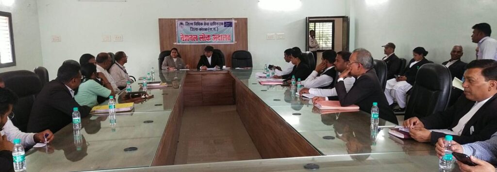 बीमा कंपनी के अधिकारियों एवं अधिवक्ताओं की जिला न्यायाधीश के द्वारा ली गई बैठक
