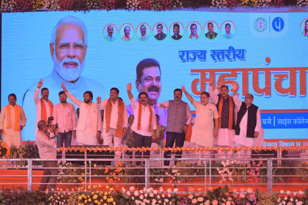 रायपुर : महापंचायत, पंचायत प्रतिनिधि सम्मेलन 2024 में शामिल होने साइंस कालेज ग्राउंड पहुंचे केंद्रीय पंचायती राज्य मंत्री श्री कपिल मोरेश्वर पाटिल..