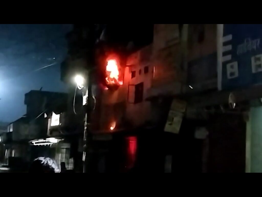 दो दुकानों में लगी भीषण आग: हार्डवेयर शॉप ने गैस वेल्डिंग दुकान को लिया चपेट में, आग लगने की वजह शॉर्ट सर्किट…