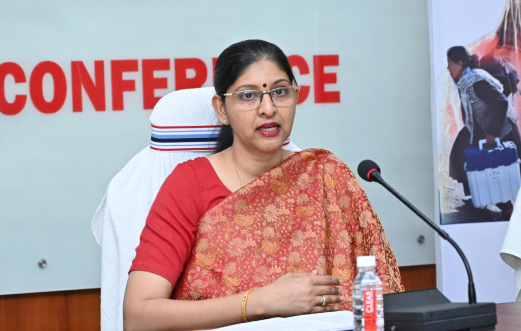 रायपुर : मुख्य निर्वाचन पदाधिकारी श्रीमती रीना बाबासाहेब कंगाले ने अनिवार्य सेवा के रूप में अधिसूचित विभागों के नोडल अधिकारियों की ली बैठक