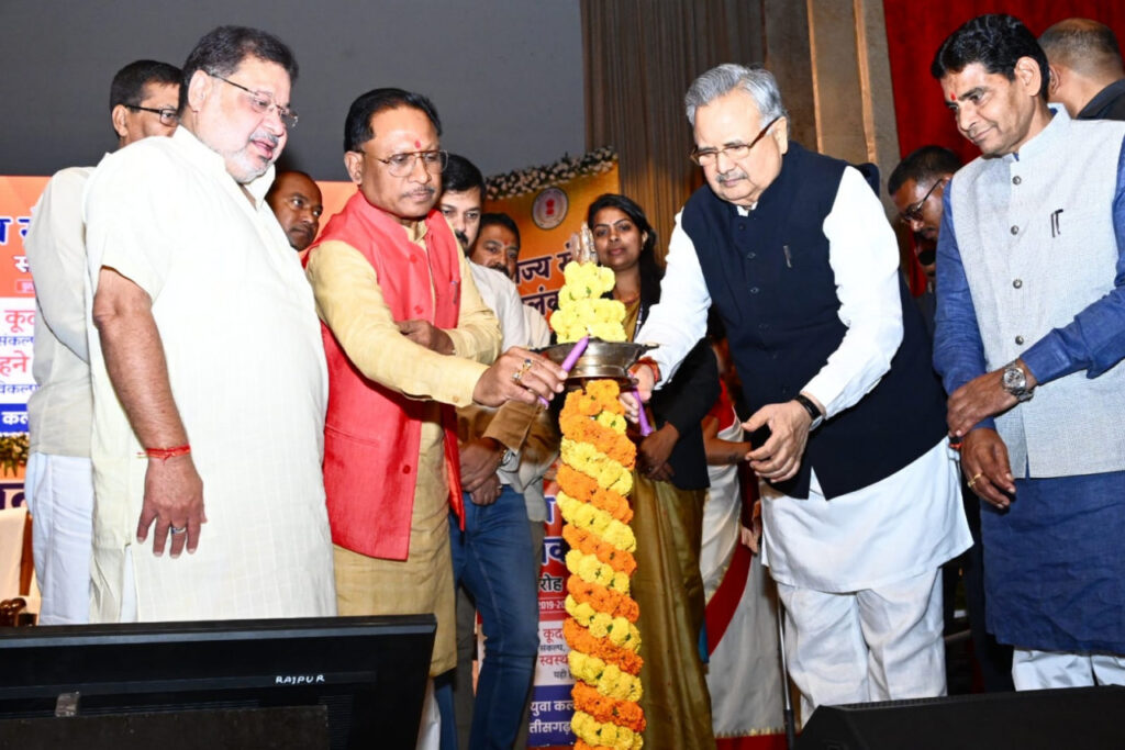 रायपुर : राज्य खेल अलंकरण समारोह 2024 : मुख्यमंत्री श्री विष्णु देव साय राज्य खेल अलंकरण समारोह 2024 में शामिल होने पंडित दीनदयाल उपाध्याय ऑडिटोरियम पहुंचे