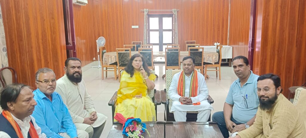 भाजपा सांसद प्रत्याशी सुश्री सरोज पांडेय ने अल्पसंख्यक मोर्चा के पदाधिकारियों के साथ चुनाव को लेकर की विशेष चर्चा…