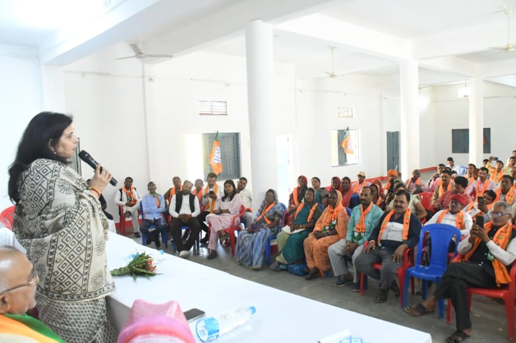 कोरबा लोकसभा भाजपा प्रत्याशी सुश्री सरोज पांडे का कोटाडोल, जनकपुर, कुंवारपुर मंडल में प्रथम आगमन, तीनों मंडल के कार्यकर्ताओं से की भेंट मुलाकात..