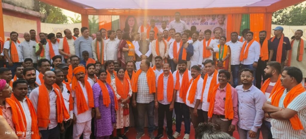 हजारों लोगों ने किया एकसाथ भाजपा प्रवेश,