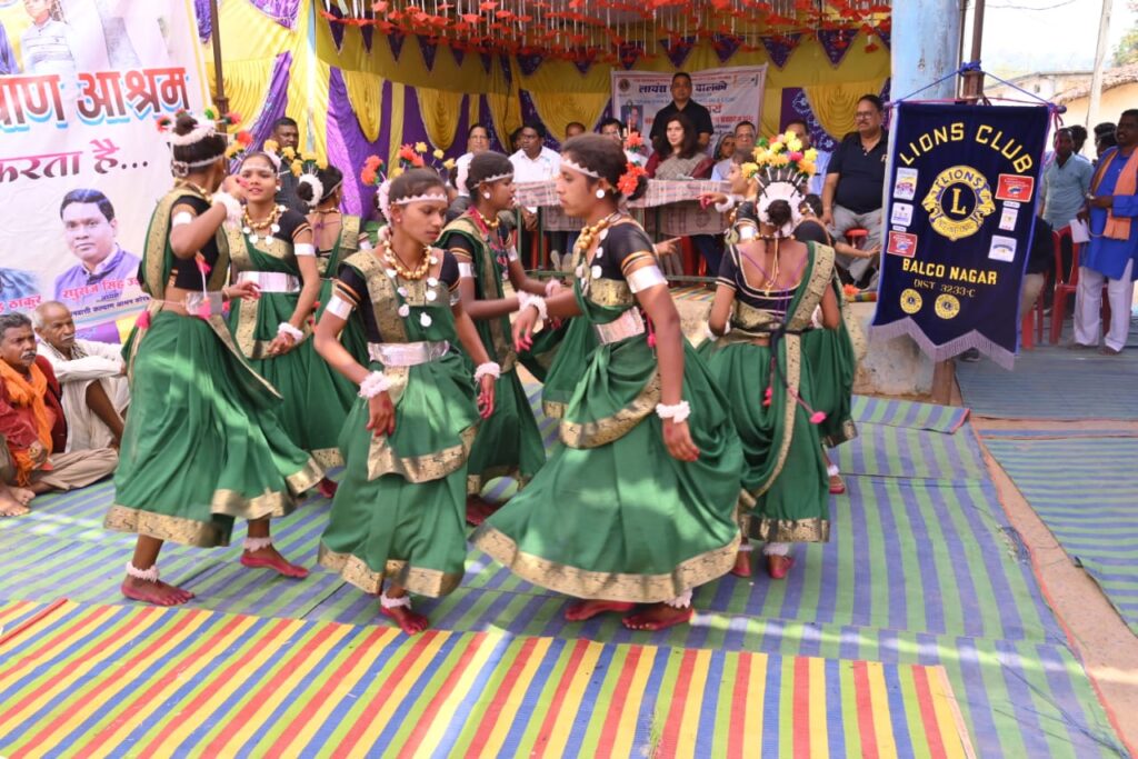 वनांचल में पहुँची सरोज पांडेय,करमा व सुवा नृत्यों के साथ हुआ पारंपरिक स्वागत