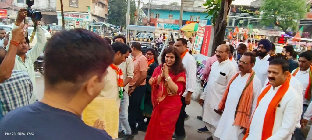 कोरबा लोकसभा क्षेत्र की भाजपा प्रत्याशी सरोज पांडेय ने कोरबा और निहारिका क्षेत्र में किया पैदल जनसंपर्क..