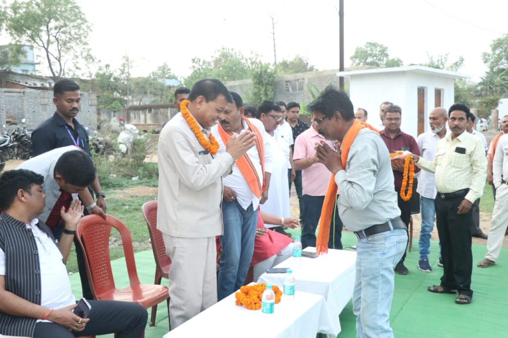 उद्योग मंत्री श्री देवांगन का धुंआधार प्रचार, बालको मंडल के तीन वार्डों में सैकड़ों श्रमिक भाजपा में हुए शामिल