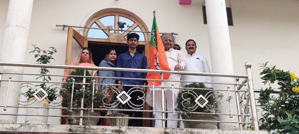 धरम लाल कौशिक ने बूथ विजय अभियान का किया शुभारंभ, कार्यकर्ताओं के घर लगाया झंडा