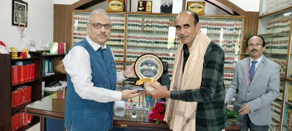 रायपुर : उच्च न्यायालय के अर्दली की सेवानिवृत्ति पर दी गई भावभीनी विदाई