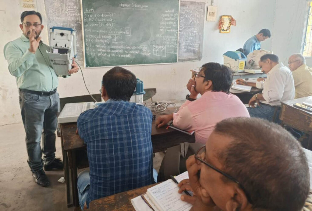 कोरबा : ​​​​​​​मतदान कर्मियों को दिया गया द्वितीय चरण का प्रशिक्षण…