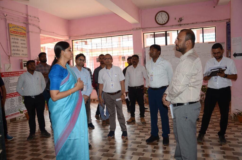रायपुर : मुख्य निर्वाचन पदाधिकारी श्रीमती रीना बाबासाहेब कंगाले ने जगदलपुर शहर के मतदान केन्द्रों का किया निरीक्षण