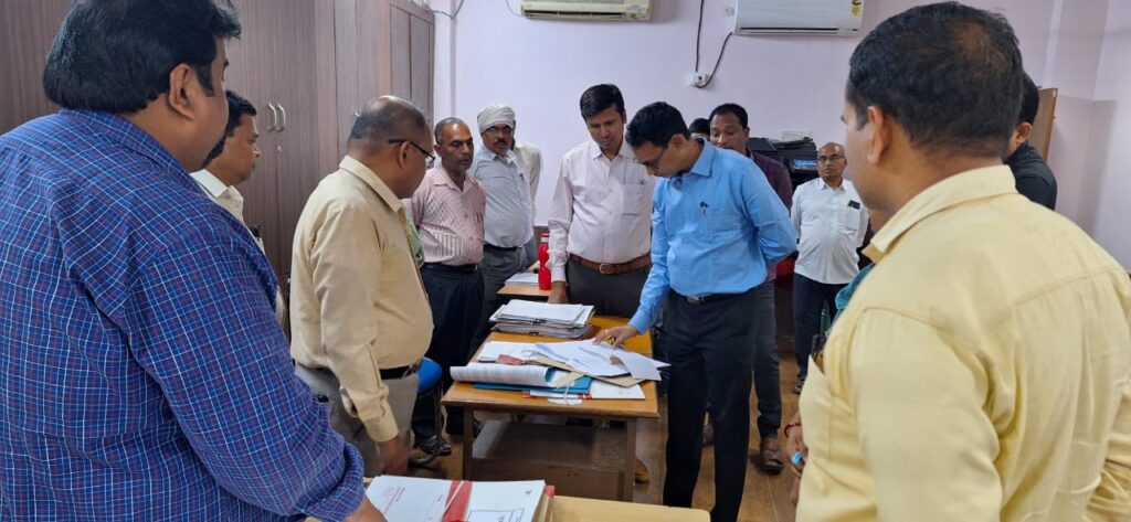 प्रत्याशी के रूप में रिटर्निंग अधिकारी को आवेदन देकर परखी तैयारी…