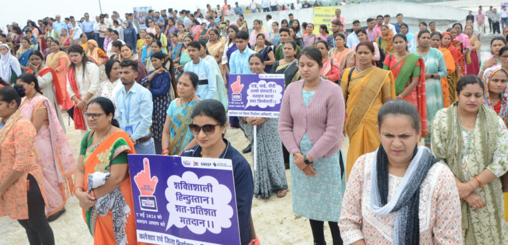 रायपुर : लोकसभा निर्वाचन 2024 : व्यय प्रेक्षक श्री आस्थानंद पाठक ने शहर की सबसे ऊँची बिल्डिंग मल्टीलेवल पार्किंग के टेरिस से सभी अधिकारियों और कर्मचारियों को मतदाता जागरूकता की दिलाई शपथ…