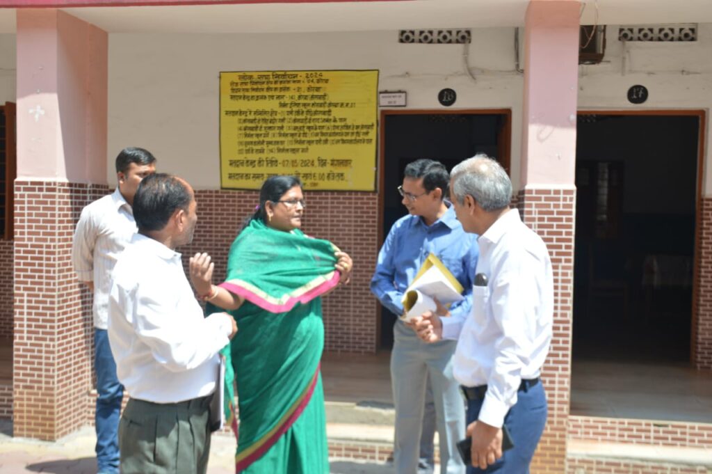 प्रेक्षक श्री प्रेम सिंह मीणा ने किया संवेदनशील मतदान केन्द्रों का निरीक्षण..