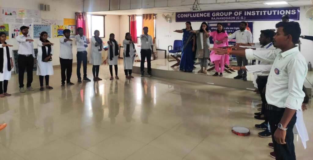 युवा विद्यार्थियों ने मतदाता जागरूकता संदेश आधारित खूबसूरत रंगोली एवं पोस्टर बनाया, 26 अप्रैल को मतदान के लिए नागरिकों से किया आव्हान….