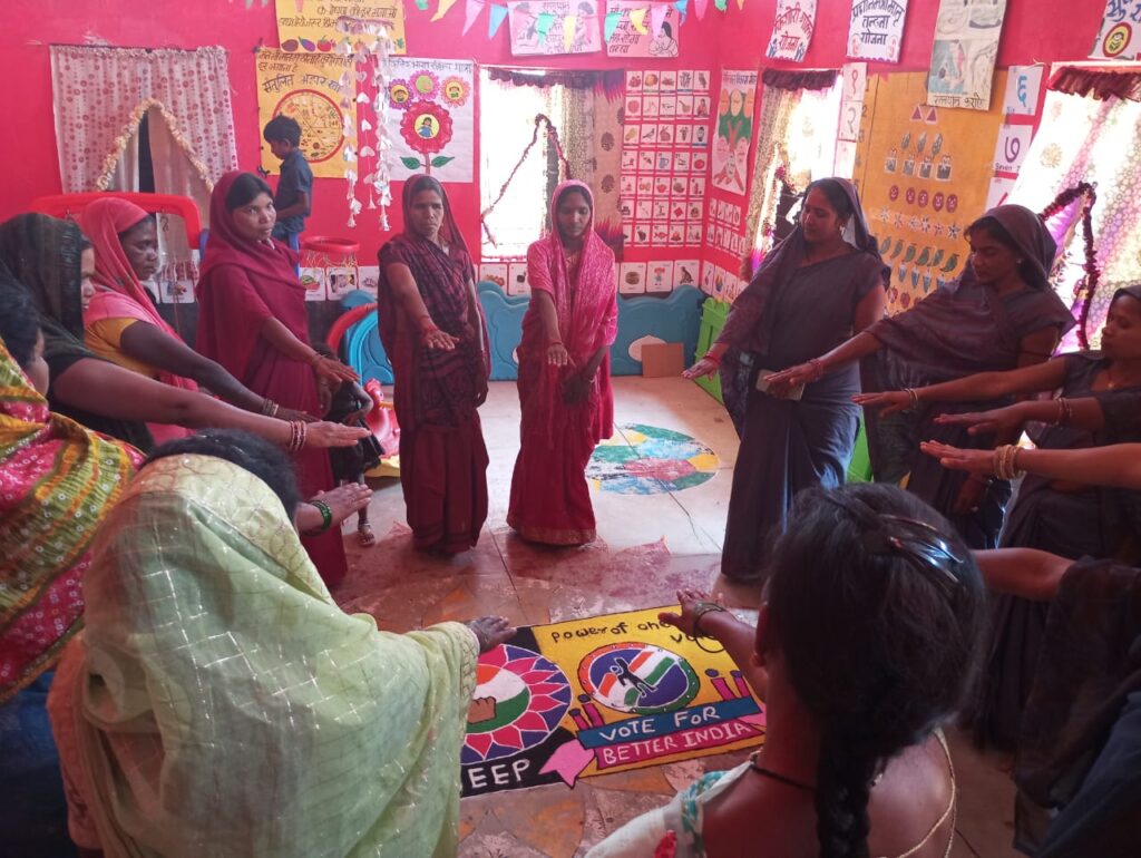 रंगोली, पोस्टर, शपथ व रैली के माध्यम से किया जा रहा मतदाताओं को जागरूक