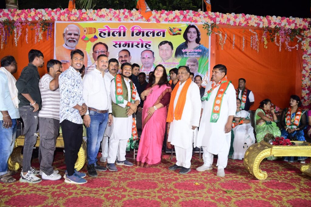 होली मिलन समारोह में सरोज पांडे के आतिथ्य में और सर्वजीत सिंह अगुआई में 1100 लोगो ने किया भाजपा प्रवेश