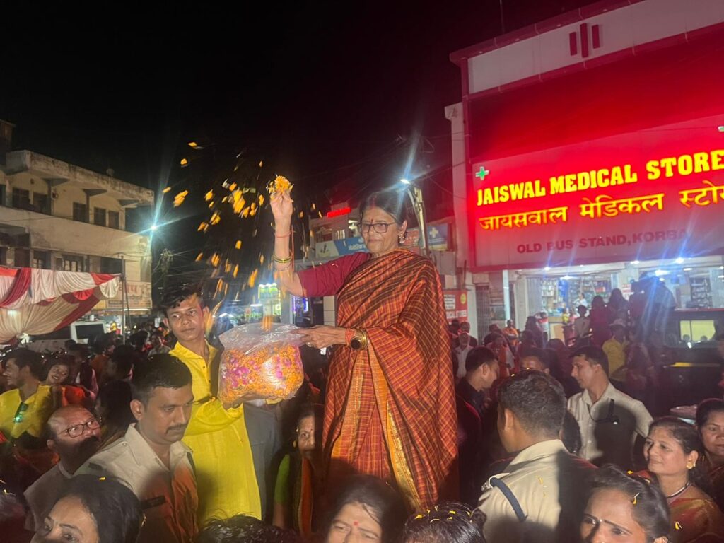 सांसद ज्योत्सना ने पुष्पवर्षा कर किया रामभक्तों का स्वागत..