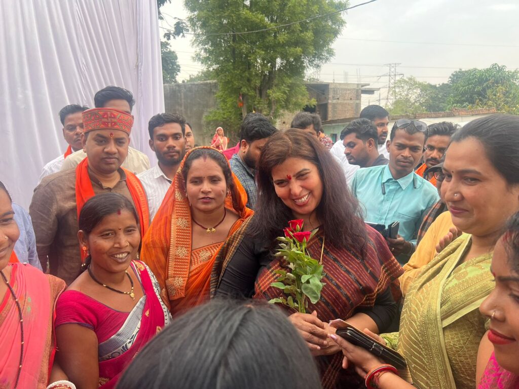 भाजपा प्रत्याशी सुश्री सरोज पांडेय पार्टी की ऐतिहासिक जीत के लिए कर  रहीं धुंआधार प्रचार प्रसार…