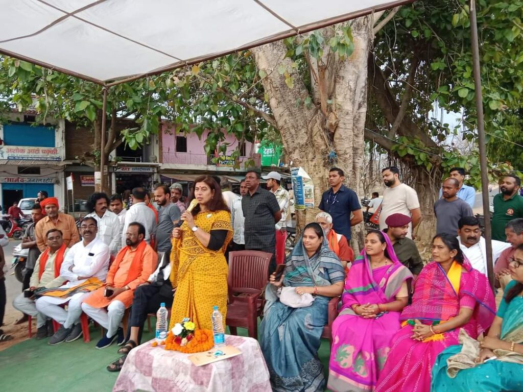 मोदी सरकार की उपलब्धि जनता के बीच रख रहीं भाजपा प्रत्याशी सरोज पांडेय…