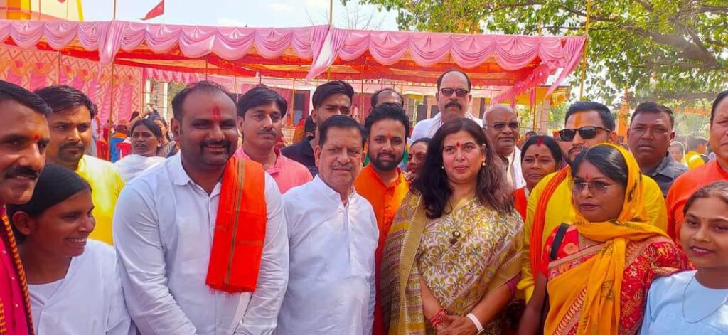 भाजपा प्रत्याशी सरोज पांडेय ने हनुमान मंदिर पटना में की पूजा अर्चना..