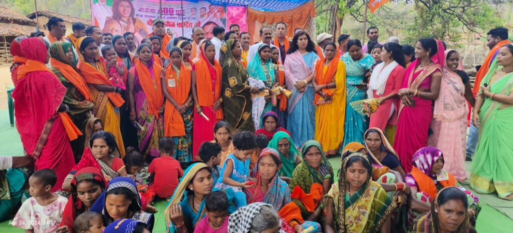 सरोज पांडेय ने ग्राम लेपरा में फोड़ा कांग्रेस पर ठीकरा, कहा कांग्रेस वोट बैंक की राजनीति करती है, भाजपा ही गरीबों का साथी…