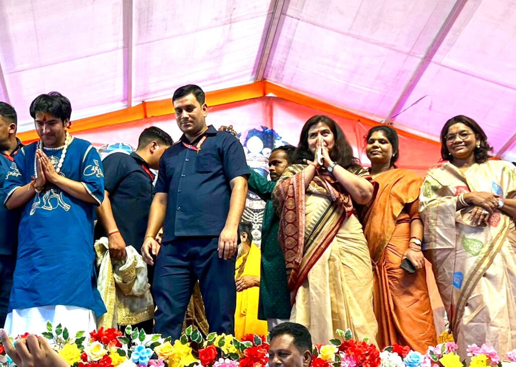दिव्य दरबार के लिए चिरमिरी पहुंचे धीरेंद्र शास्त्री, BJP नेत्री सरोज पांडेय ने भव्य स्वागत कर मांगा आशीर्वाद…