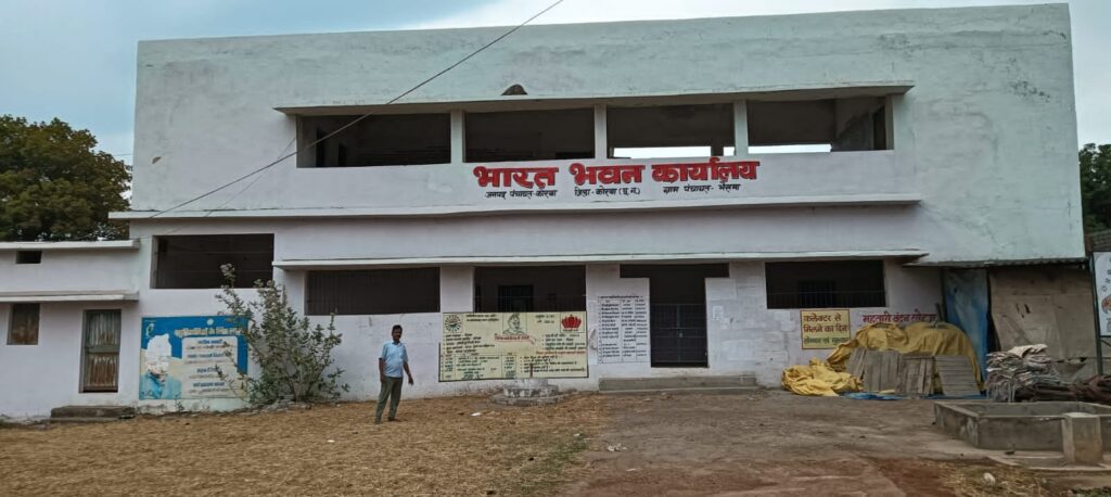 सांसद ज्योत्सना महंत ने जिस एक गांव को गोद लिया, वही गर्मियों में प्यास से बेहाल कचरे में पड़ा सिसक रहा है, तो कैसे होंगे कोरबा लोकसभा के हजार गांव..