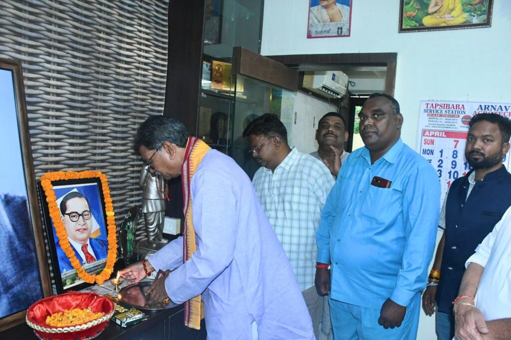बाबा साहब को डॉ. महंत ने अर्पित किये श्रद्धासुमन…