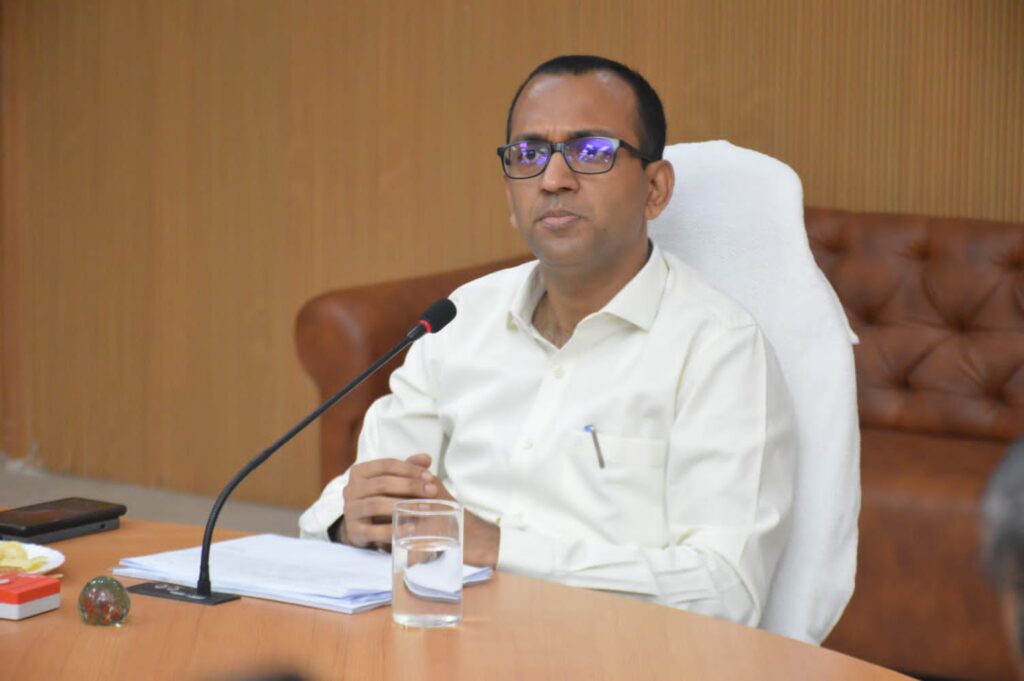 काम नहीं करने वाले ठेकेदारों को ब्लैक लिस्ट करने करें तैयारी: कलेक्टर