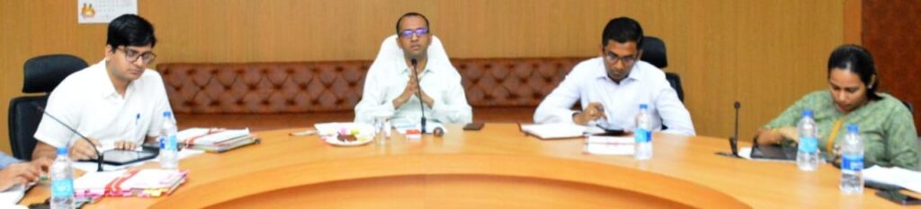 शासकीय भूमि में अतिक्रमण पर नजर रखने के साथ हटाने की कार्यवाही करें : कलेक्टर