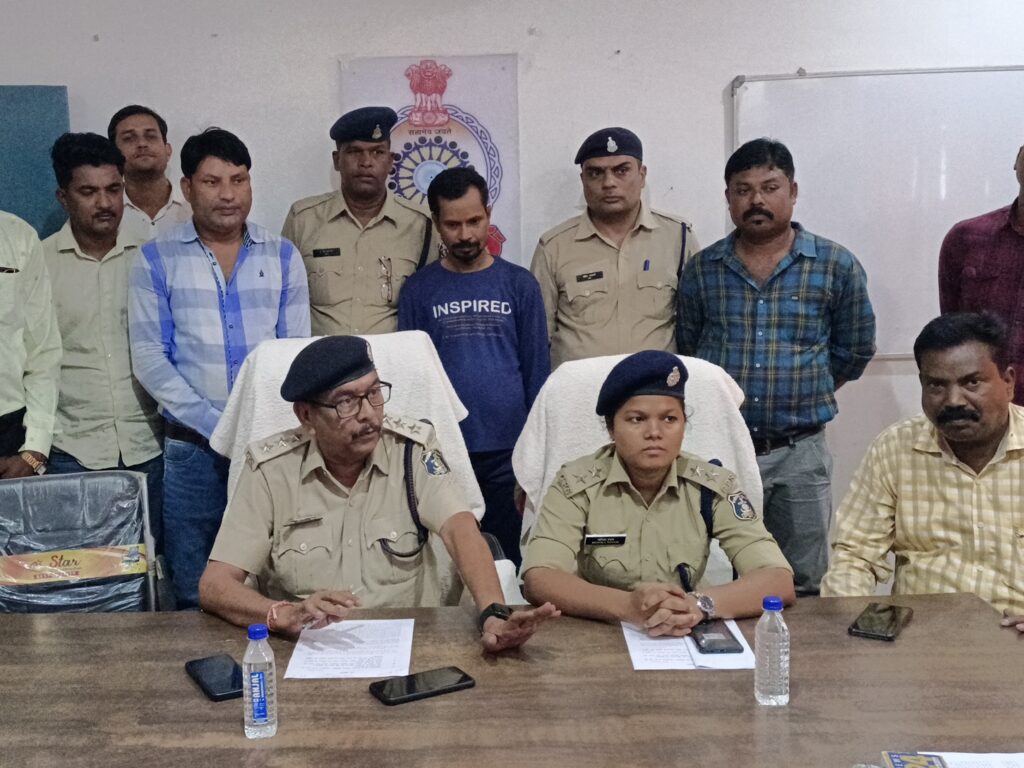 पत्नी ने आशिक के साथ मिलकर पति को मार डाला: किचन में 4 फीट गड्ढा कर दफनाया शव,कॉल डिटेल से 6 महीने बाद खुला राज…