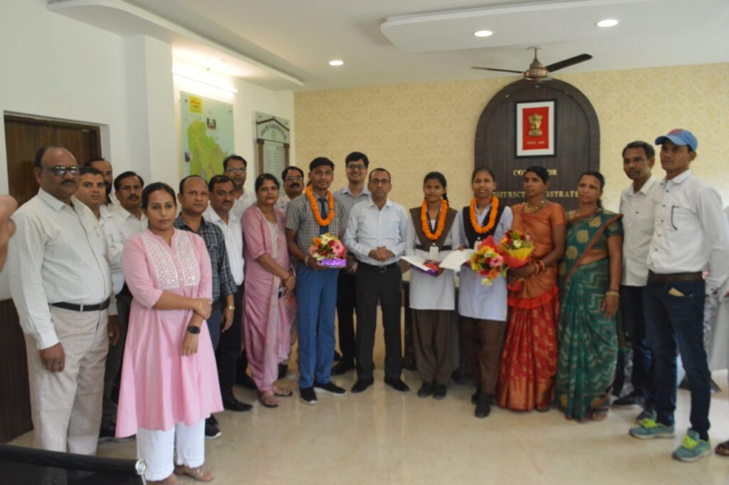 10वीं, 12वीं में मेरिट में आने वाले विद्यार्थियों का कलेक्टर ने किया सम्मान