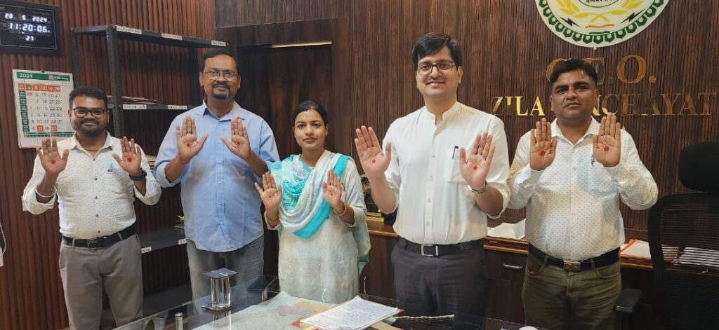 कलेक्टर एवं सीईओ जिला पंचायत ने हाथ में लाल निशान बना कर दिया मासिक धर्म स्वच्छता प्रबंधन का संदेश..
