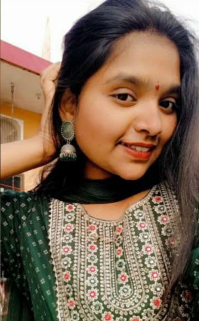 3 नंबर से सप्लीमेंट्री आई तो फांसी लगा ली:छत्तीसगढ़ में 12वीं CBSE की छात्रा ने चुनरी से फंदा बनाकर की खुदकुशी..