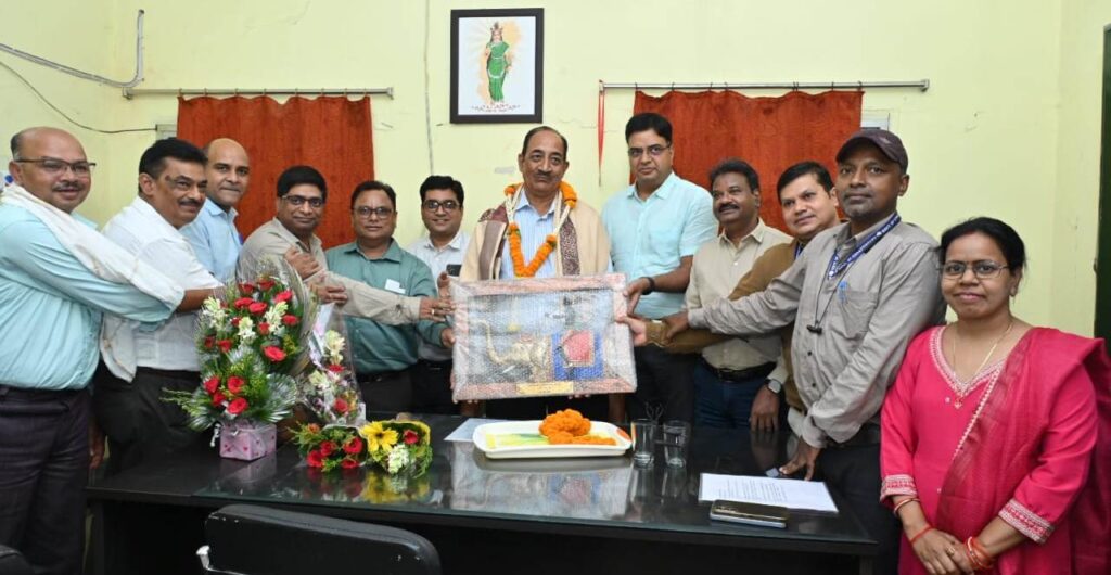 रायपुर : जनसंपर्क विभाग के उप संचालक श्री चतुर्वेदी को सेवानिवृत्ति पर दी गई भावभीनी विदाई..