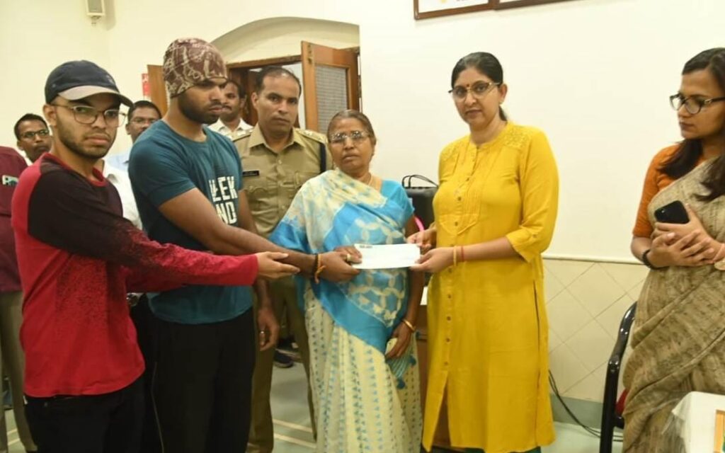 रायपुर : मुख्य निर्वाचन पदाधिकारी ने निर्वाचन कर्तव्य के दौरान मृत महिलाकर्मी के दोनों पुत्रों को प्रदान किया कुल 15 लाख रूपए की अनुग्रह राशि का चेक…