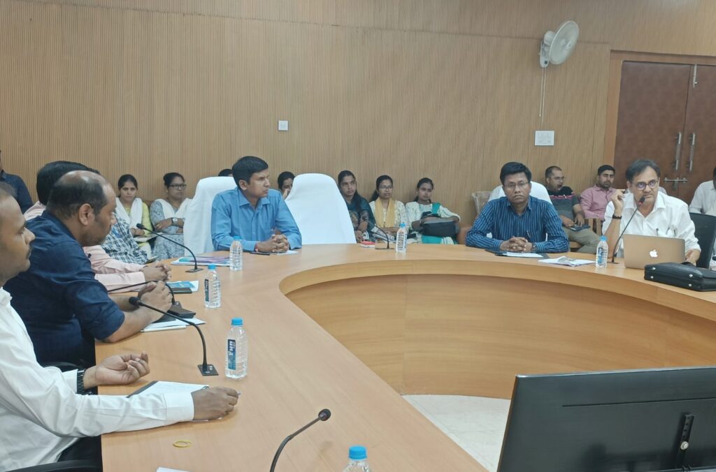अधिकारी-कर्मचारियों को वीवीपैट मशीन एवं प्रपत्रों के सीलिंग का दिया गया प्रशिक्षण